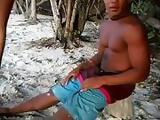 corno filma a namorada dando a bucetinha para outro na praia